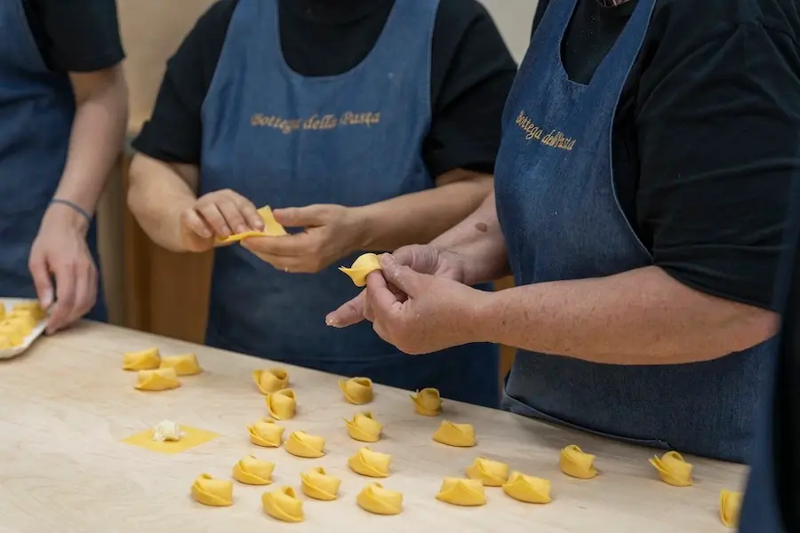 Chiusura a mano di tortelloni artigianali